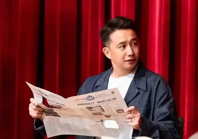 53岁黄磊插管引热议,孙红雷那句警告如今成真