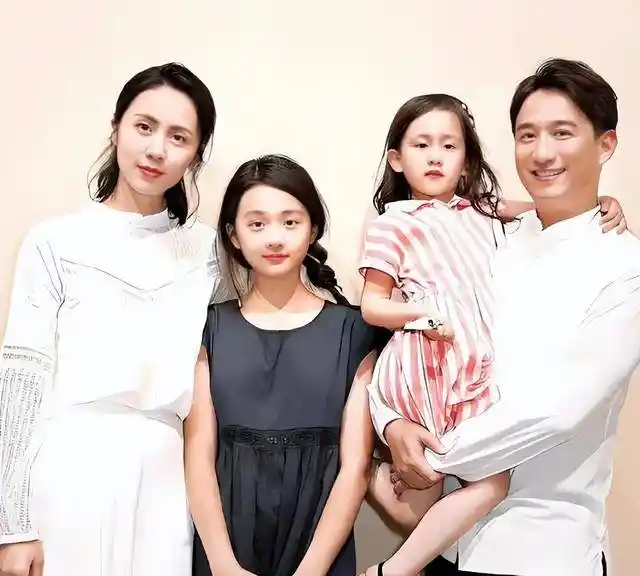 53岁黄磊插管引热议,孙红雷那句警告如今成真