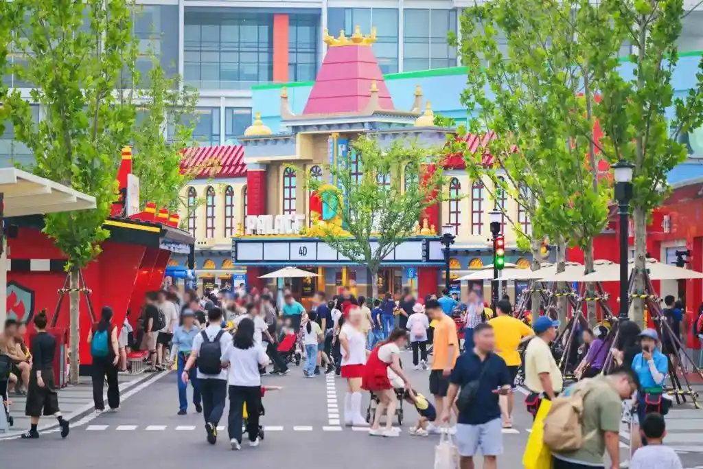 上海乐高乐园国庆单日客流破纪录，乐园酒店十天满房引热潮