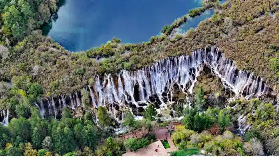 九寨沟秋色爆燃!彩林铺展如仙境,摄影大神直呼美到窒息