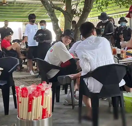 海南文昌：黄子韬录综艺喝茶竟零围观！网友惊呼这届粉丝太佛系