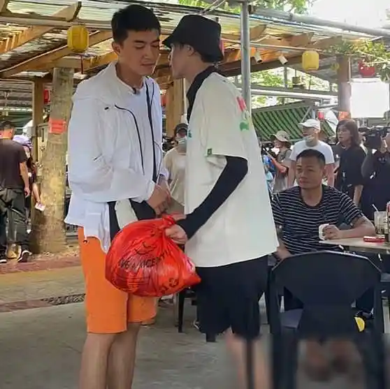 海南文昌：黄子韬录综艺喝茶竟零围观！网友惊呼这届粉丝太佛系