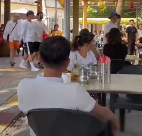 海南文昌：黄子韬录综艺喝茶竟零围观！网友惊呼这届粉丝太佛系