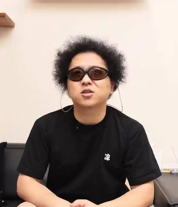 郑智化连滚带爬引热议,盲人脱口秀演员犀利解读背后深意