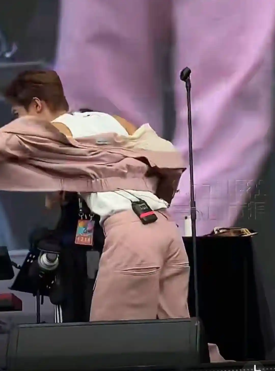 周峻纬音乐节突遭扒衣惊魂！现场观众笑疯，搞笑瞬间引爆全网