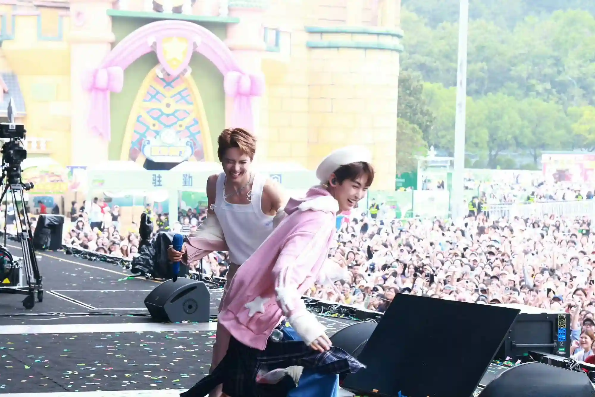 周峻纬音乐节突遭扒衣惊魂!现场观众笑疯,搞笑瞬间引爆全网