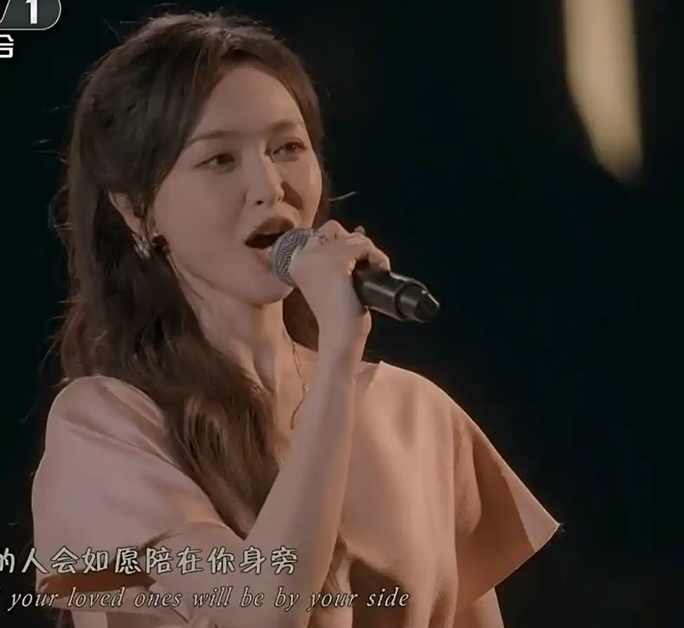 央视秋晚收视率破7！谢娜表演引观众转台，假唱风波引爆网络热议