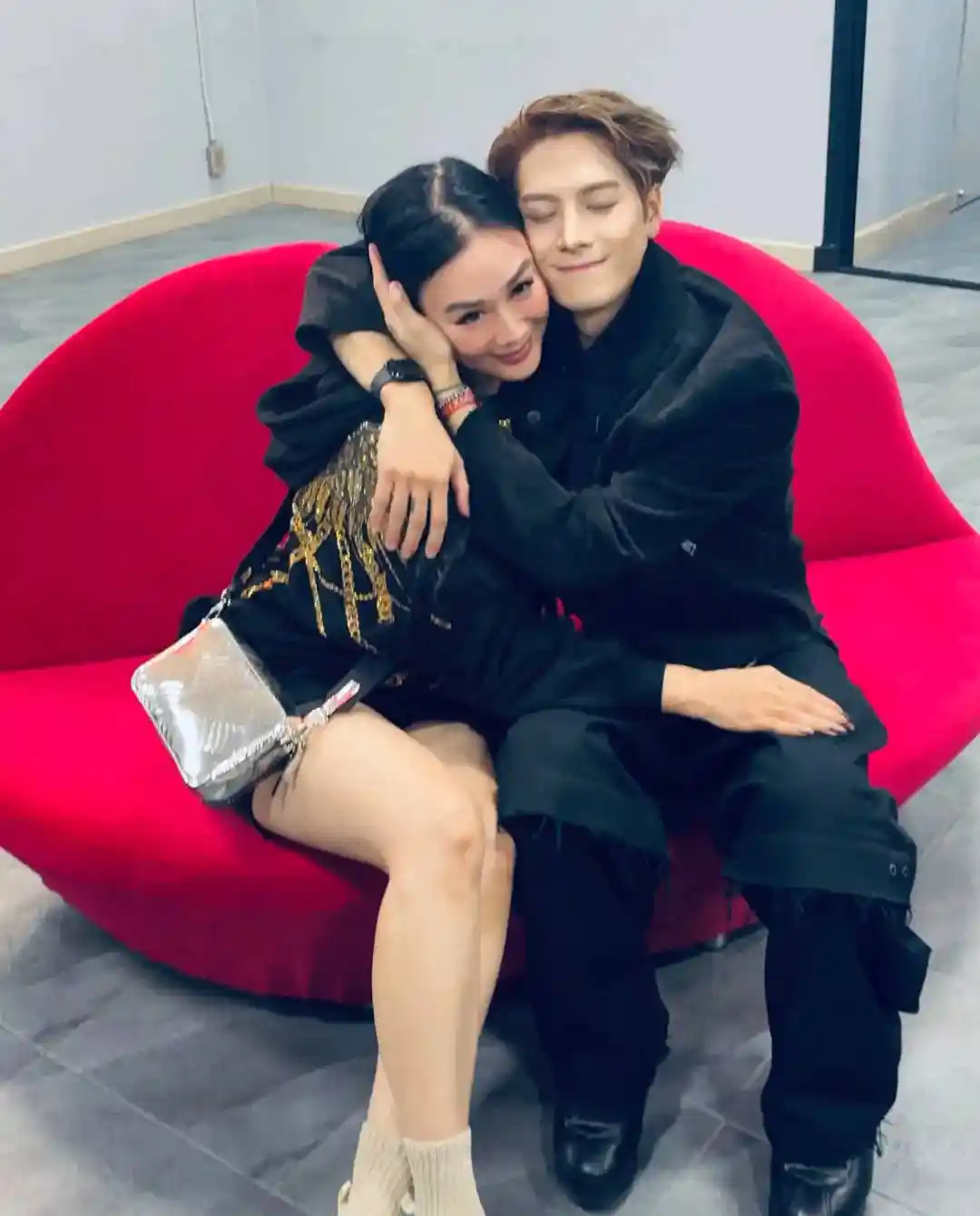 钟丽缇晒王嘉尔贴脸照引热议：全情投入的偶像互动让人回味无穷