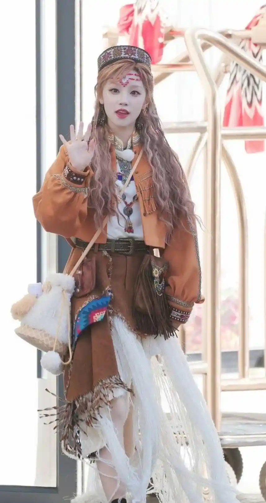 沙溢碰壁宋雨琦？郑恺摸头杀封神！已婚男星社交边界战引爆热议