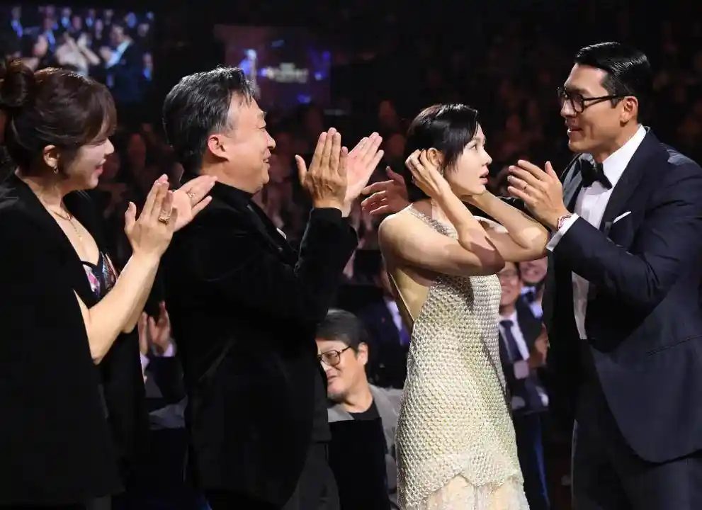 韩国影坛地震？三大奖被曝黑幕，玄彬关系户上位引爆全民怒火