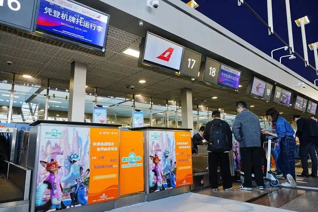 疯狂动物城2梦幻启航!东航彩绘机首降浦东,文旅航线惊艳首飞