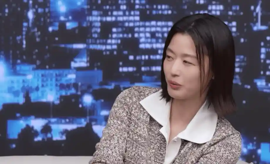 全智贤油腻现身引争议,贤妻人设遭质疑