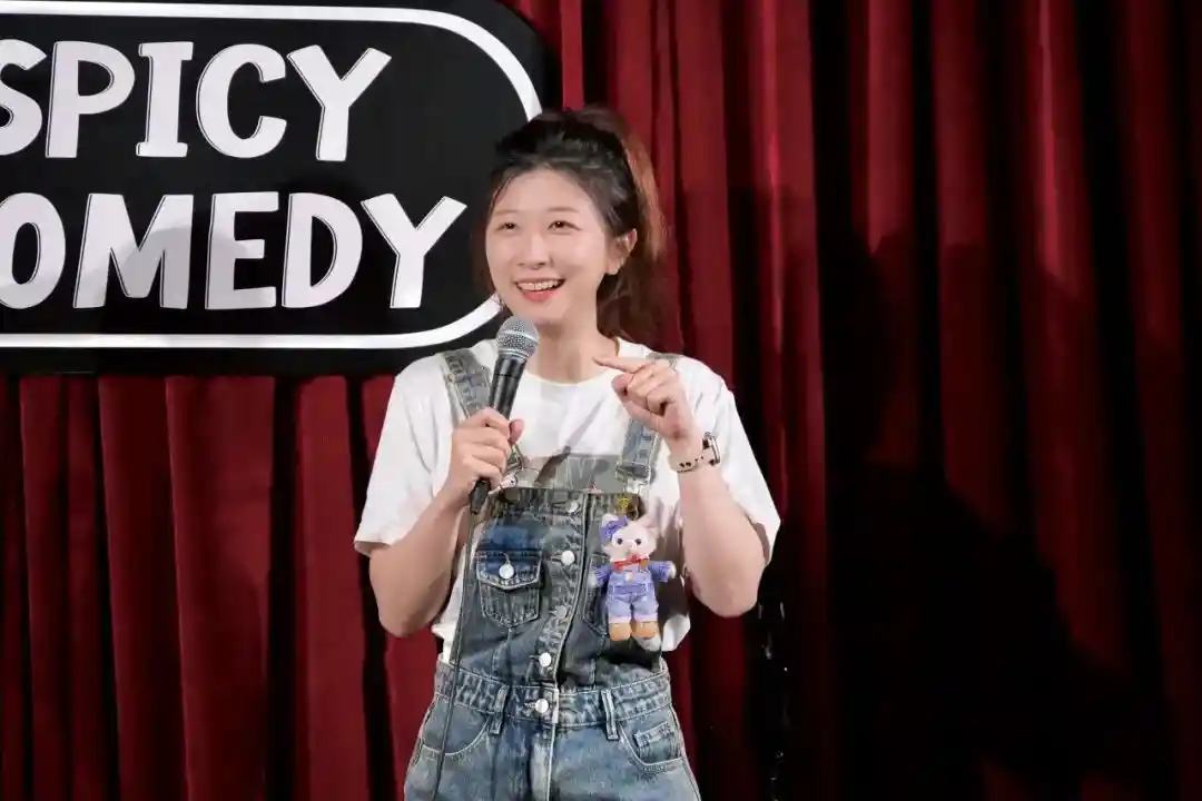 沪语新潮流:她的脱口秀成方言速成班,八成沪漂靠它开口说上海话