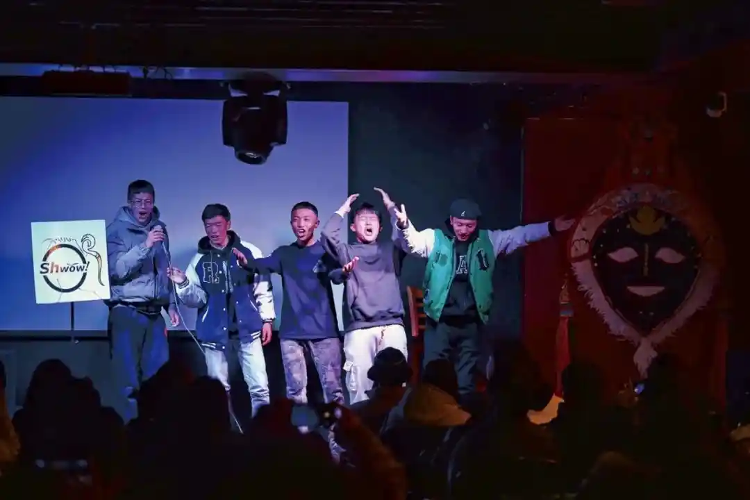 沪语新潮流:她的脱口秀成方言速成班,八成沪漂靠它开口说上海话