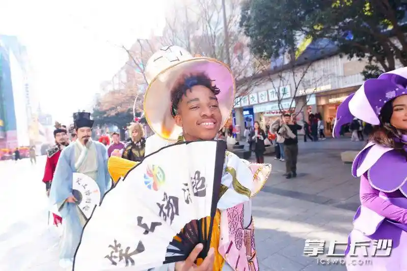 街头变剧场！长沙戏剧巡游惊艳国际粉丝