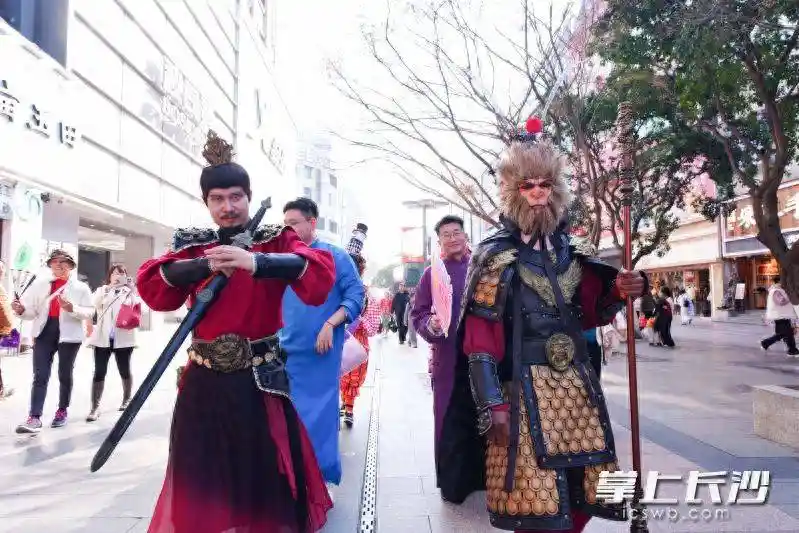 街头变剧场！长沙戏剧巡游惊艳国际粉丝