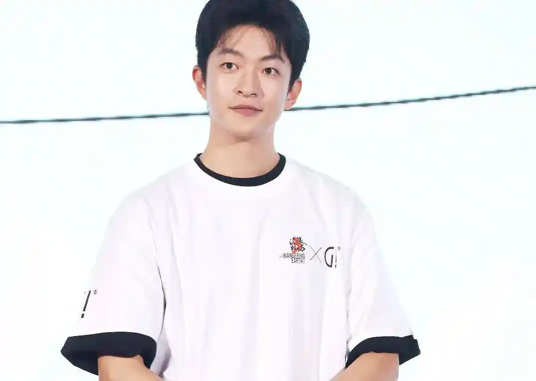 前女友怒怼屈楚萧虚假澄清！网友狂喊封杀，电影《流浪地球》遭牵连？