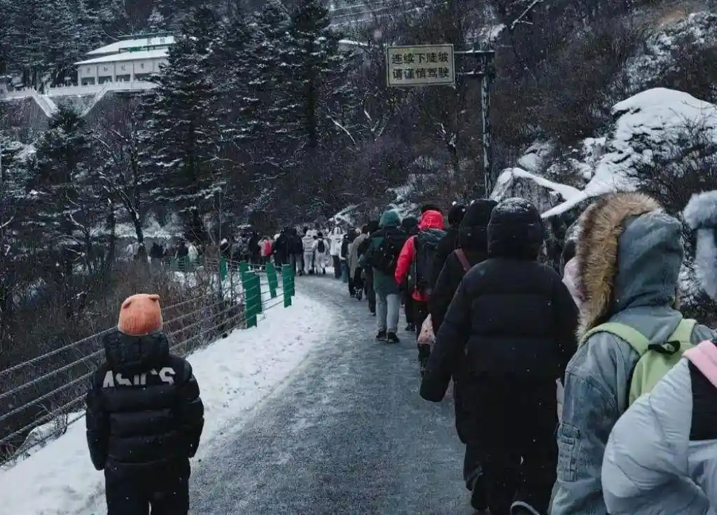 宝鸡太白山致歉：游客滞留事件引关注，可退票或免费重游