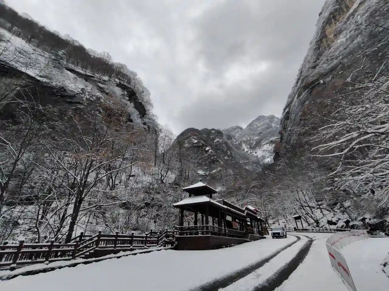 宝鸡太白山致歉：游客滞留事件引关注，可退票或免费重游