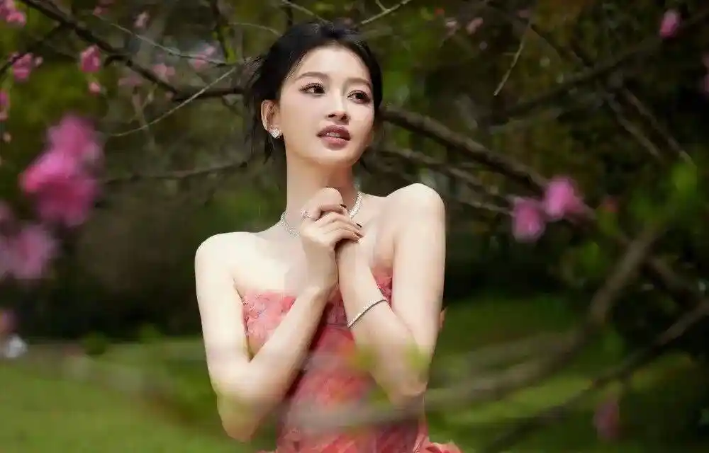 【2026开年爆点】王鹤棣虞书欣赵露思三顶流撞档十二月？孙怡被曝隐婚身家百亿！田曦薇深夜同框引CP地震｜恋综剧本曝光、乐坛TOP5男女歌手名单首度流出