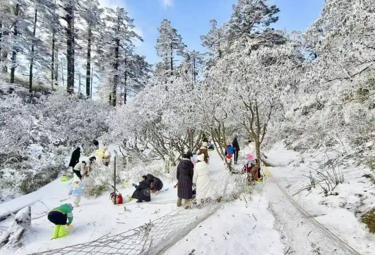 热雪燃情瓦屋山 沉浸式NPC巡游引爆冰雪奇境