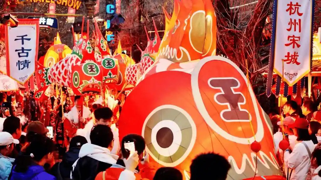 大年初一机场人潮揭秘：错峰出行为何也难逃拥挤？