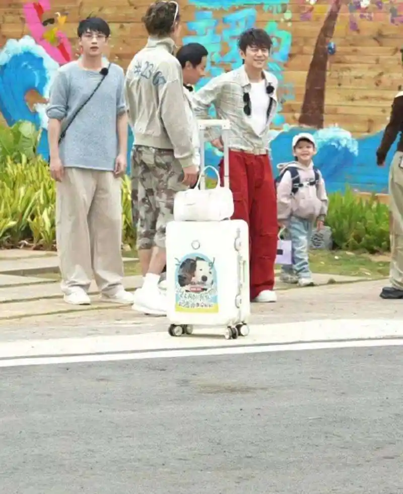 何炅暖心拥抱谭松韵，王鹤棣获力挺引泪目瞬间