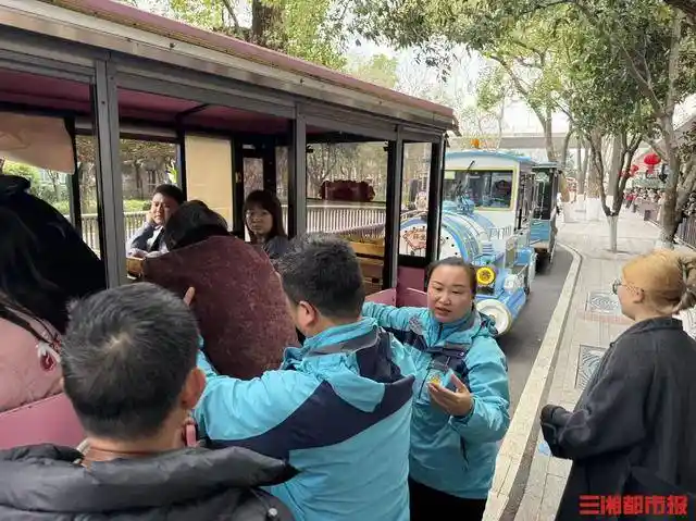 橘子洲头铁轨上的红双喜：夫妻档小火车司机春运30天零停运，载着满江春色奔向团圆