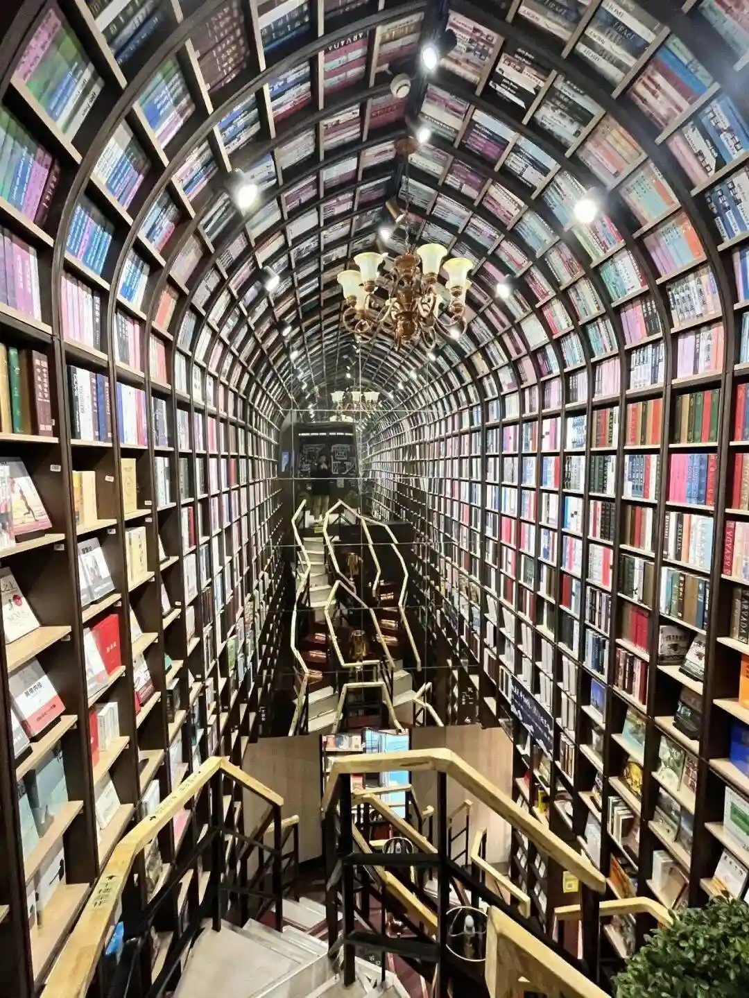 《书店情书：在文字世界里写给时光的情书》