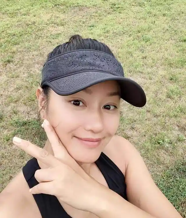 瞿颖翻红背后：25元耳环配97元包，拒绝内卷的她为何成流量密码？