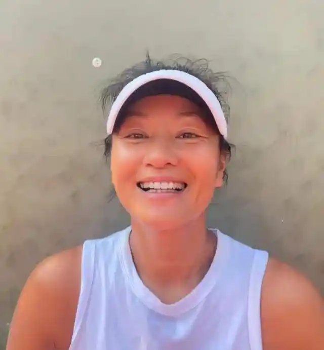 瞿颖翻红背后：25元耳环配97元包，拒绝内卷的她为何成流量密码？