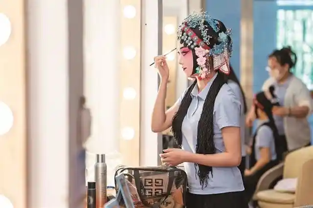 沉浸式社交新宠：Z世代为何把剧场当‘线下朋友圈’？