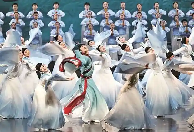 沉浸式社交新宠：Z世代为何把剧场当‘线下朋友圈’？