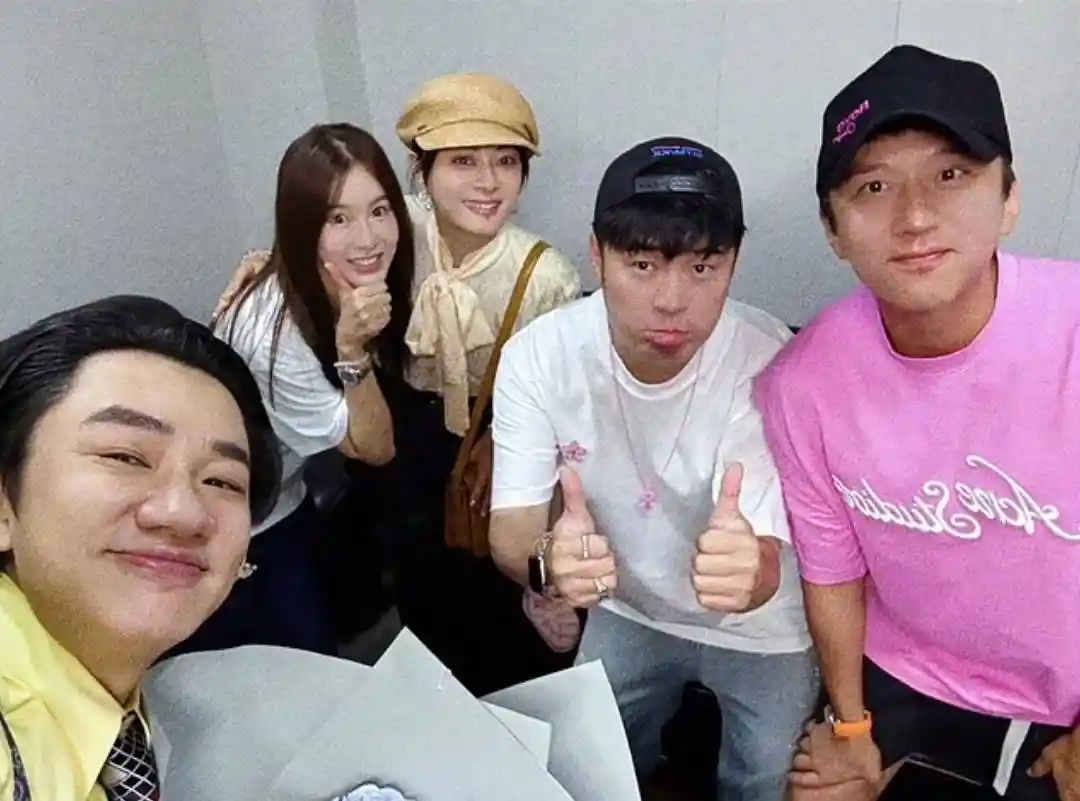 陈赫张子萱赴港探秘王祖蓝家，下厨红烧肉引爆网络