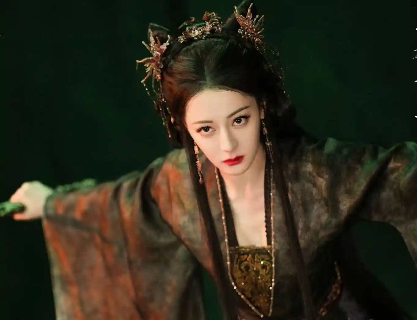 迪丽热巴鞠婧祎强强对决！女顶流新剧开打引爆荧幕美学大战