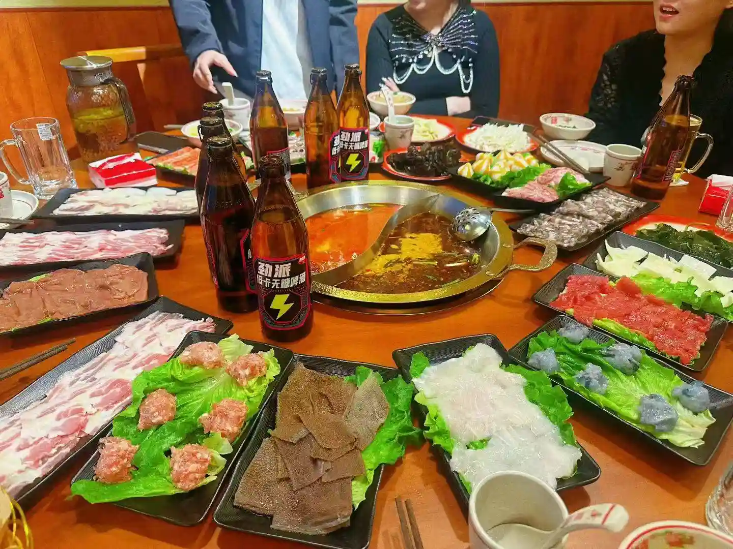 0负担啤酒来袭：微醺不胖，夜宵烧烤也能畅饮无压力