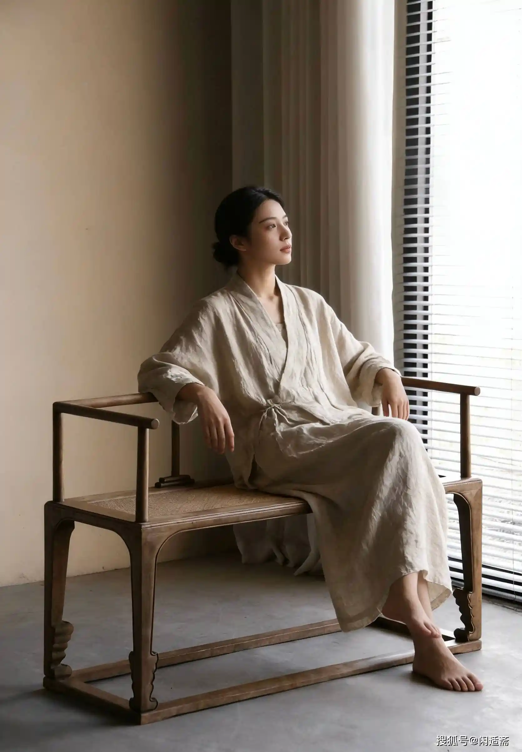 东方美学新演绎：楠木双人椅诠释空灵简约格调