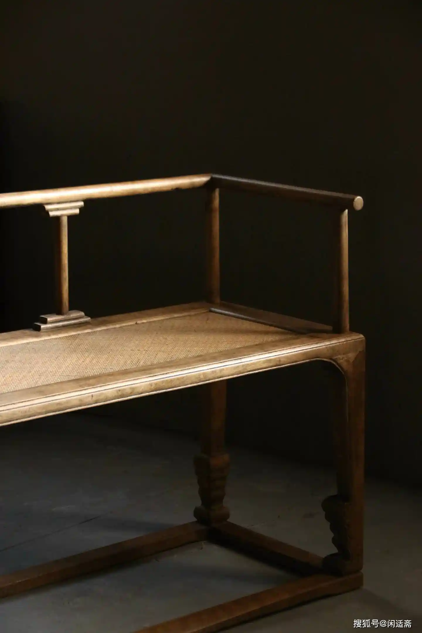 东方美学新演绎：楠木双人椅诠释空灵简约格调