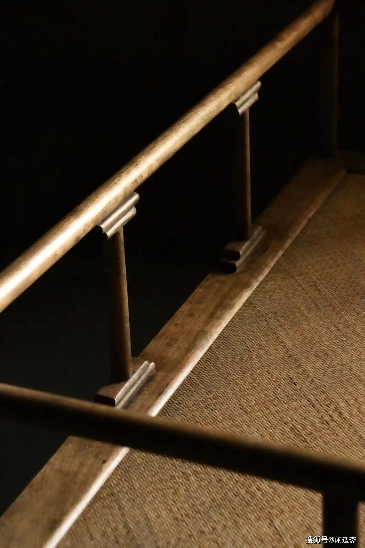 东方美学新演绎：楠木双人椅诠释空灵简约格调