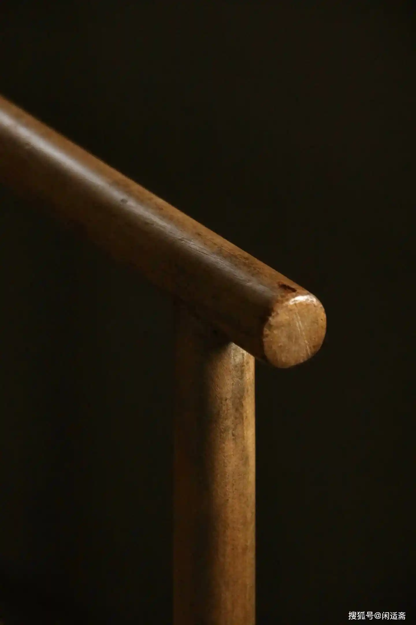 东方美学新演绎：楠木双人椅诠释空灵简约格调