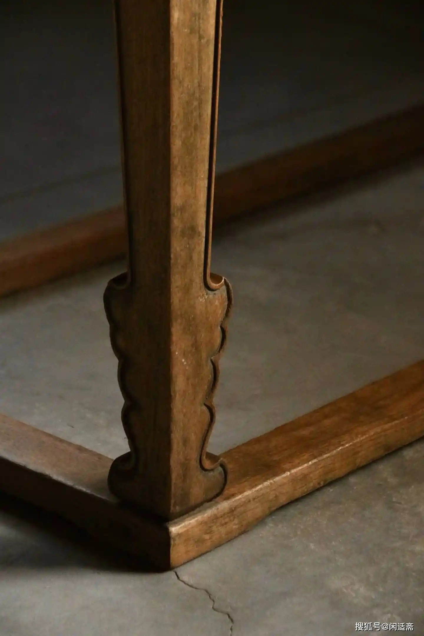 东方美学新演绎：楠木双人椅诠释空灵简约格调