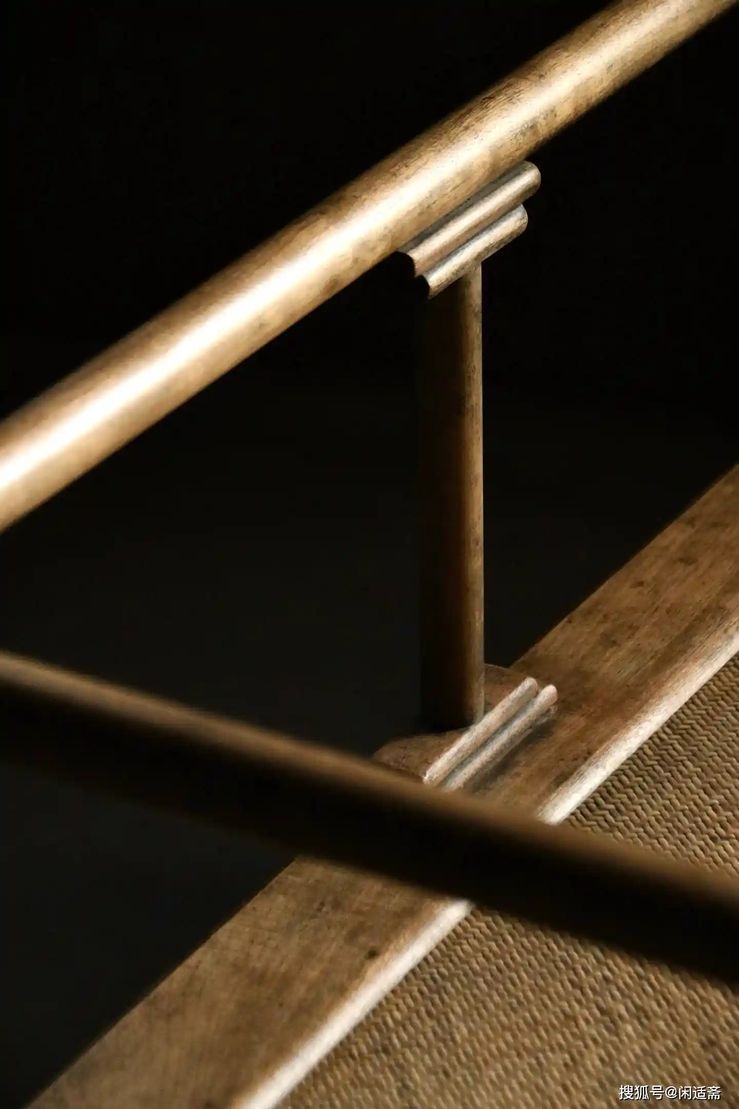 东方美学新演绎：楠木双人椅诠释空灵简约格调