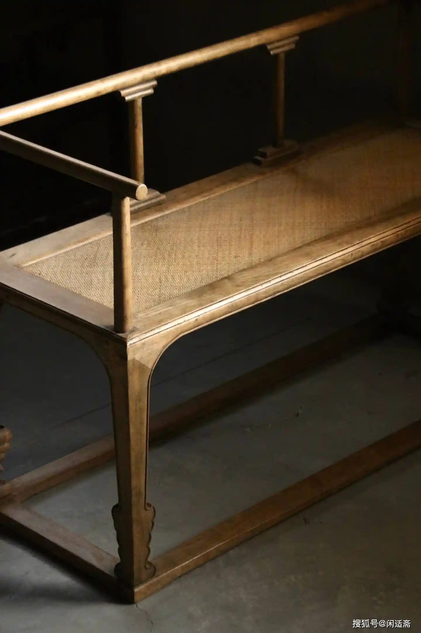 东方美学新演绎：楠木双人椅诠释空灵简约格调