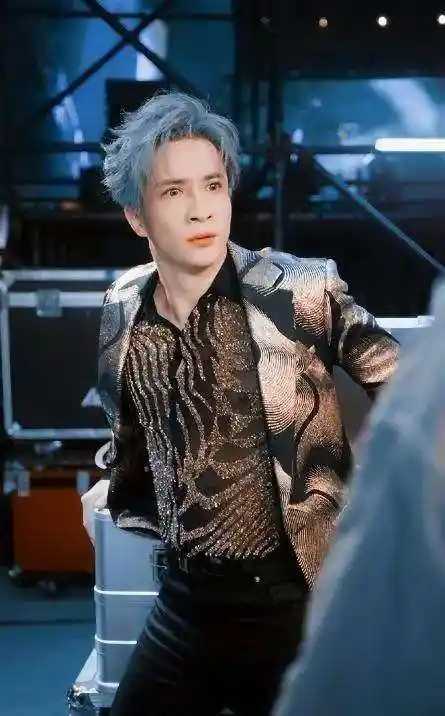 谢娜怒怼薛之谦？综艺旧怨引爆网络热议