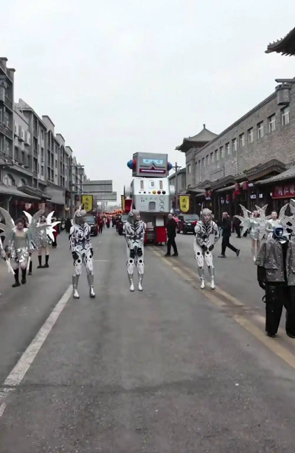 山西大同景区惊现机器人美女？元宵踩街引热议，三天限时上演