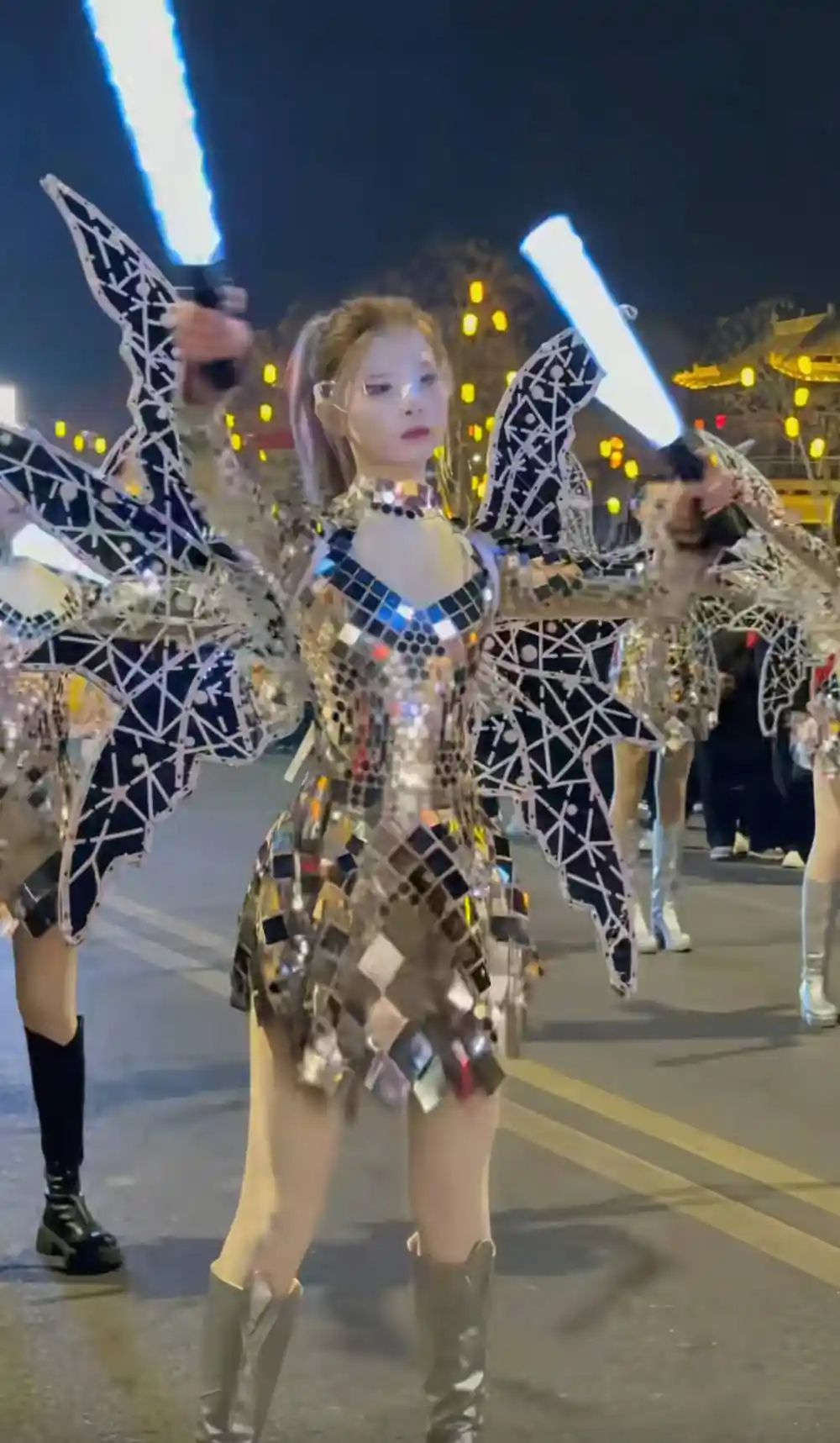 山西大同景区惊现机器人美女？元宵踩街引热议，三天限时上演