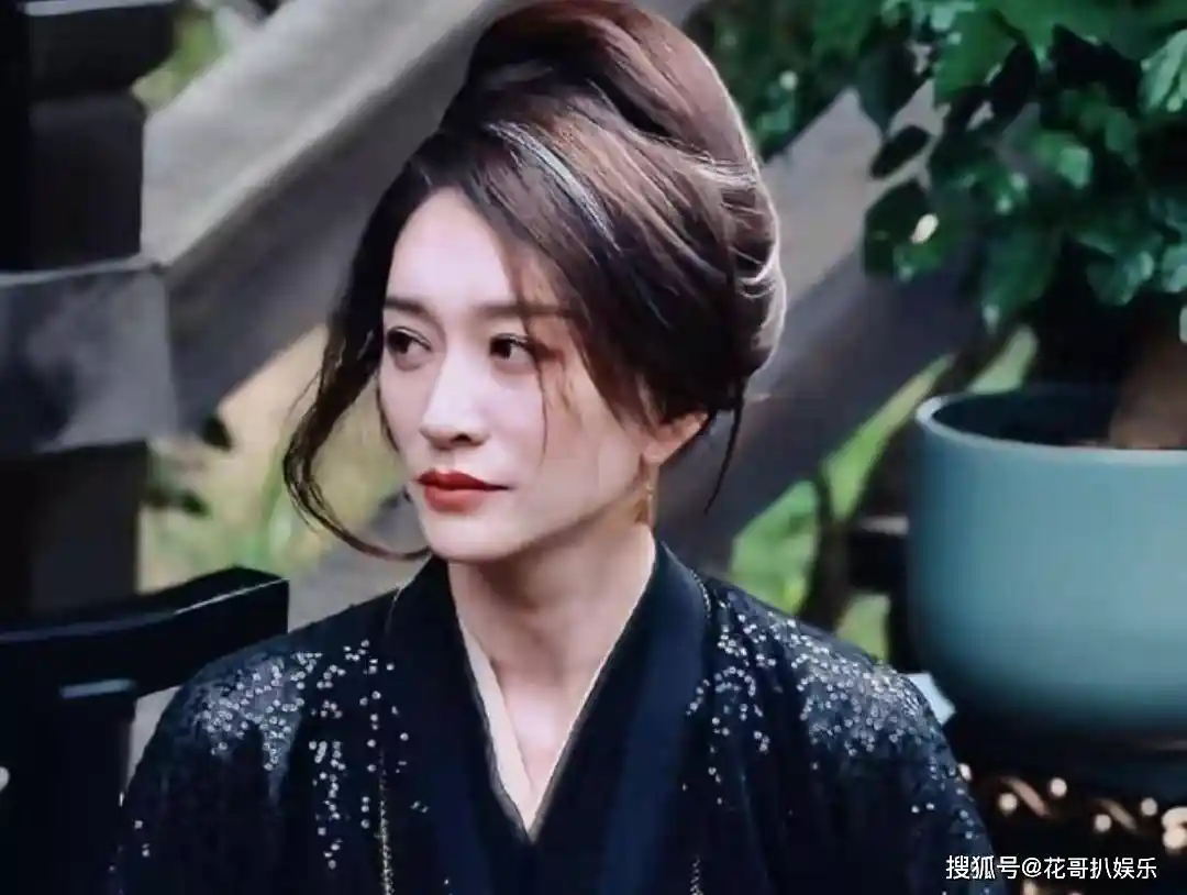 李小冉《浪姐》翻红引争议,业务能力遭质疑,旧情往事再被扒