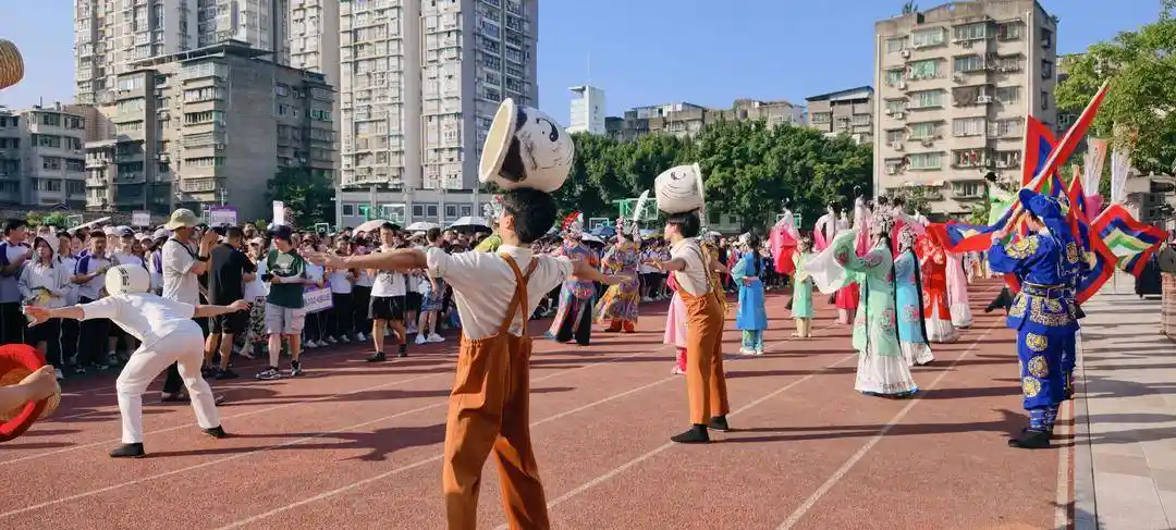 川剧快闪突袭南充中学！00后学生即兴开唱，水袖翻飞间引爆校园戏曲新风暴
