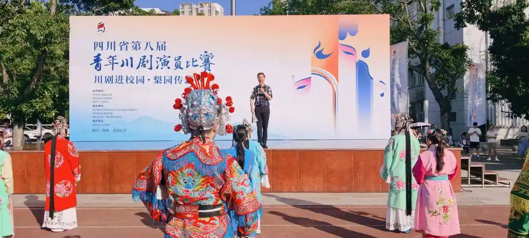 川剧快闪突袭南充中学！00后学生即兴开唱，水袖翻飞间引爆校园戏曲新风暴