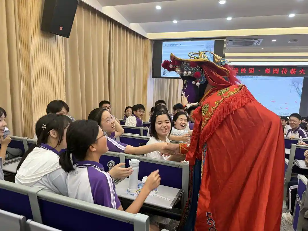 川剧快闪突袭南充中学！00后学生即兴开唱，水袖翻飞间引爆校园戏曲新风暴